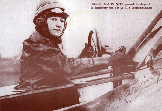 Marie Marvingt (1875-1963), à bord d'un avion Déperdussin 1912. © Archives départementales du Cantal
