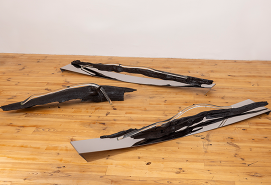 Emmanuel Saulnier, Sculpture, 2024-2025, métal, inox, miroir, bois brulé. © Tadzio