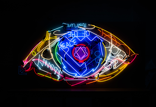 Iván Navarro, The Eye, 2025, Néon, Bois, courant électrique, 122 × 244 × 30.5 cm. Courtoisie de l'artiste et Templon, Paris – Bruxelles - New York Photo © Thelma Garcia