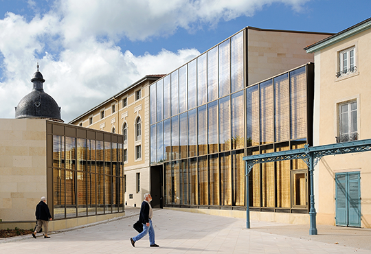 Hôpital historique - XVIIe - Trévoux / Centre culturel La Passerelle - Vurpas Architectes, 2013 © Studio Erick Saillet