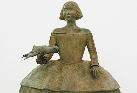 Grande Ménine au perroquet, 2008 - 2009. Bronze Les grandes mains de Dieu, 1994. patiné, 132 x 100 x 70 cm © Louis Cane