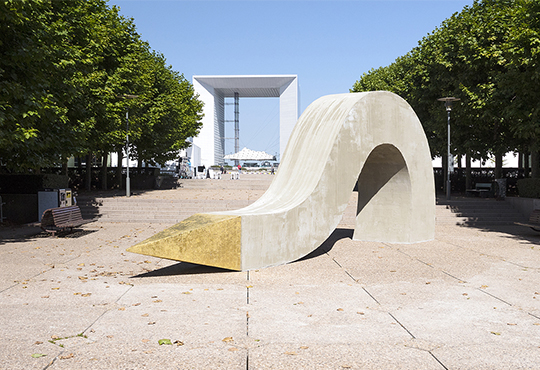 Strengthlessness - Iván Argote, Sculpture en extérieur, Les Extatiques, Paris - La Défense, 2020