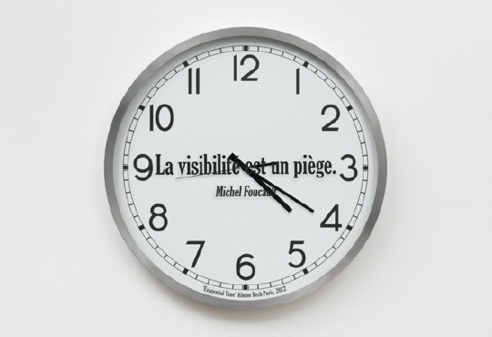 Joseph Kosuth, Quoted Clocks #9, 2022, Horloge et vinyle, 40 x 4.5 cm / 16 x 2 in © Joseph Kosuth Studio - Courtesy of the Artist and Almine Rech