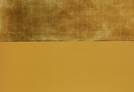 Anna-Eva Bergman, Terre ocre avec ciel doré, 1975. Acrylique et feuille de métal sur toile, 180 x 250 cm
