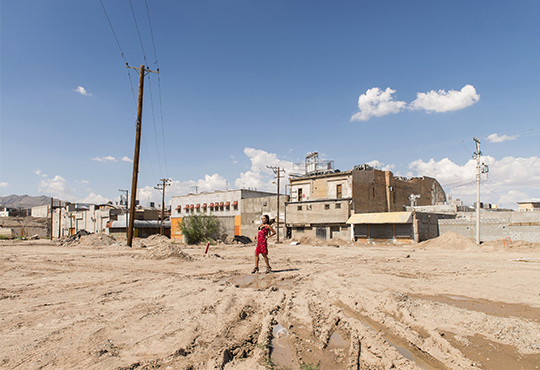 Teresa Margolles, Pista de baile del club « Las Vegas » (Osiris), 2016, photographie, 120 x 180 cm © Courtesy de l’artiste et de la galerie mor charpentier. Collection Véronique et Claude Bonnin