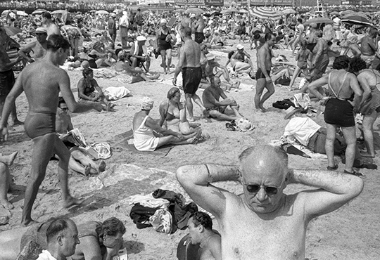 Harold Feinstein, Crowded Beach, 1960, Courtesy Bigaignon
