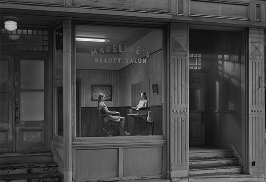 Gregory Crewdson, Madeline’s beauty salon, 2021-2022, tirage numérique pigmentaire monté sur dibond, 87 x 117 cm, Photo Gregory Crewdson