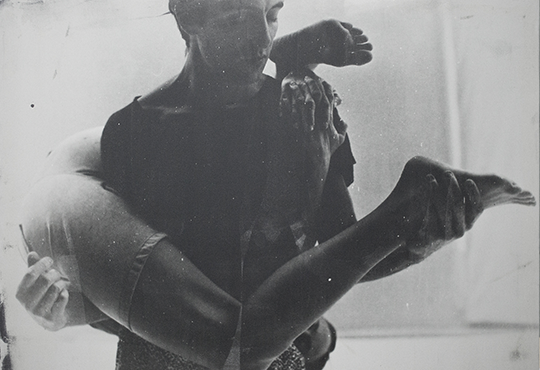 Lore Stessel, Jeanne & Killian, 2020, Émulsion gélatino-argentique sur toile à partir de négatif gélatino-argentique, 145 x 180 cm © Galerie Les filles du calvaire