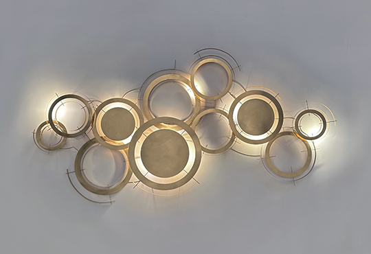 Éric de Dormael, Cercles, 2024. Installation lumineuse, sculpture en laiton, LED, Piéce unique, H 70 x L 140 cm