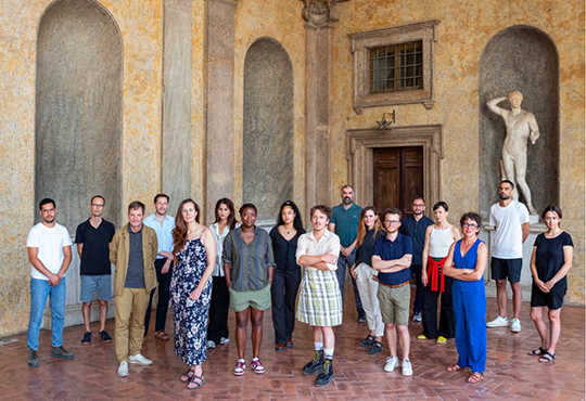 Photo de groupe des pensionnaires 2023-2024 à la Villa Médicis avec le directeur Sam Stourdzé  © Daniele Molajoli