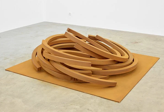Bernar Venet, Stack - 214.5° Arc x 14, 2023. © Cyrille Cauvet, courtesy Ceysson & Bénétière
