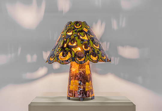 Sans titre, 2025, Faïence engobée et émaillée, 57 x 35 x 14 cm, Courtesy : Galerie Pron/Alice Gavalet © Grégory Copitet