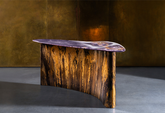 Gianluca Pacchioni, Under The Sheets Amethyst, 2024, console. Base en laiton patiné, Améthyste, pièce unique, H81 x L204 x D59 cm  © Galerie Negropontes