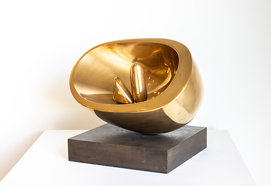 Barbara Hepworth, Ovale à deux formes, 1972, bronze poli, 33 x 39,4 x 30,4 cm. Collection privée, prêt de longue durée au Hepworth Wakefield © Bowness, 2025