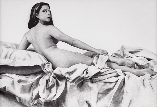 ORLAN, ORLAN en Grande Odalisque d'Ingres, 1977, photographie en noir et blanc, 147,5 x 207 cm. © Aurelien Mole