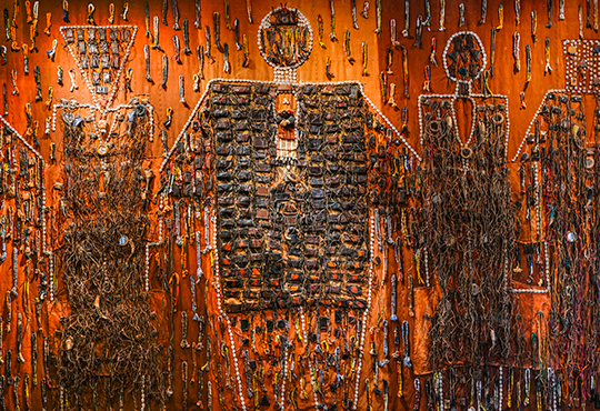  Abdoulaye Konaté, Hommage aux chasseurs du Mandé #4, 2013-2024. Technique mixte, 275 x 618 cm © Abdoulaye Konaté