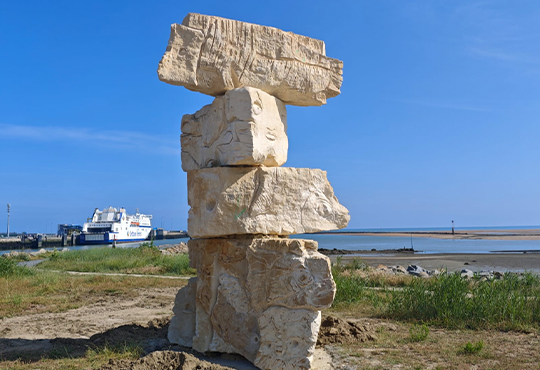  Lionel Sabatté, En attendant la mer, 2025, pierres de Caen taillées, 500 x 200 x 200 cm © studio LS