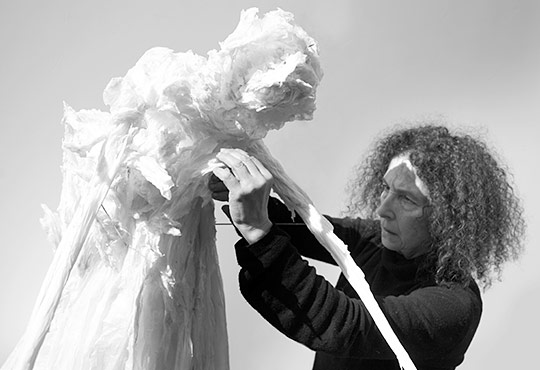 Claudine Drai dans son atelier, 2016. Photo : Daphné Parrot. © Tous droits réservés.