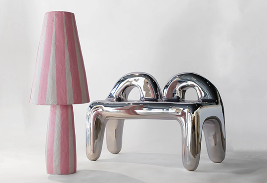 Lampe Odette, 2020. Crépis et structure en mousse et fibres. Pièce unique. Bubble Bench 3, 2020. Aluminium poli, 135x70x58 cm. Edition de 4 exemplaires +2 EA. © Tous droits réservés