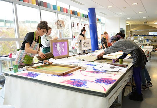 Atelier ennoblissement textile de l'École des Arts Décoratifs © Béryl Libault de la Chevasnerie